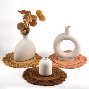 <span class=keywords><strong>Set</strong></span> <span class=keywords><strong>de</strong></span> 3 sous-verre en <span class=keywords><strong>macramé</strong></span> avec pampilles rondes, <span class=keywords><strong>Set</strong></span> <span class=keywords><strong>de</strong></span> <span class=keywords><strong>table</strong></span> en corde <span class=keywords><strong>de</strong></span> coton, sous-verre Boho, plats chauds faits à la main, 10 pouces - Product Image 4