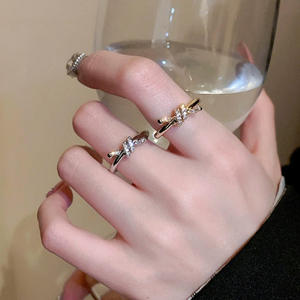 Anello Classico di Lusso Placcato Oro 18K con Diamanti Intrecciati e Micro Zirconi per Feste e Fidanzamenti - Product Image 2