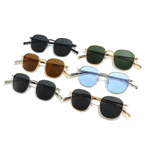 Occhiali da Sole Quadrati Vintage in Metallo 2026 da Donna, Eleganti Occhiali Decorativi, Occhiali da Sole Popolari con Logo Personalizzato di Alta Qualità - Product Image 4