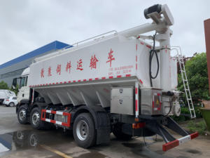 Camion de transport de fourrage en vrac de 30 m³ à 3 essieux pour aliments pour volailles, avec vis sans fin électrique pour la livraison en ferme avicole - Product Image 4