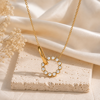 Collana con Ciondolo a Cerchio Intrecciato con Lettera D in Acciaio Inossidabile Placcato Oro 18K e Zirconi, Stile Lusso Discreto, per Donna - Vendita all'Ingrosso