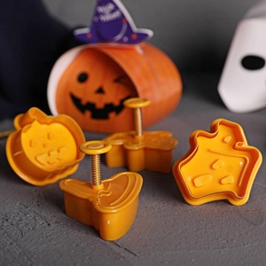 Set di 4 Stampini <span class=keywords><strong>per</strong></span> <span class=keywords><strong>Biscotti</strong></span> 3D a Tema <span class=keywords><strong>Halloween</strong></span>: Zucca, Fantasma, Cappello, Casa Stregata con Stampo a Pressione <span class=keywords><strong>per</strong></span> Torte - Product Image 5