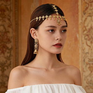 Conjunto <span class=keywords><strong>de</strong></span> Joyería Estilo Gitano Antiguo: Cadena para la Frente y Pendientes Colgantes con Detalles <span class=keywords><strong>de</strong></span> Campanas y Borlas en Tono Dorado Tribal Retro - Product Image 1