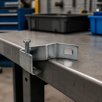 Support de fixation robuste en acier au carbone zingué avec fente rectangulaire et languette pour montage sur châssis de machine industrielle