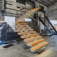 Rénovation d'escalier résidentiel, escalier intérieur moderne en forme de U avec marches en pierre de marbre, projet d'escalier de villa