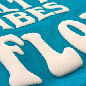 Pegatinas de transferencia de calor de vinilo elevado 3D de alta calidad Material PET Impresión de logotipo personalizado Cambio rápido Lavable para prendas - Product Image 1