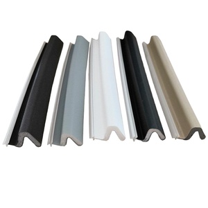 Bande d'étanchéité auto-adhésive insonorisante en mousse PU en forme de V, enveloppée d'un <span class=keywords><strong>film</strong></span> PE à texture quadrillée, pour portes et fenêtres - Product Image 1