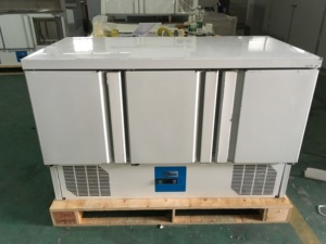 Refrigerador Comercial Bajo Mostrador <span class=keywords><strong>de</strong></span> Tres Puertas con Certificación Energy Star, Descongelación Automática, Mesa <span class=keywords><strong>de</strong></span> Preparación para Pizza - Product Image 2