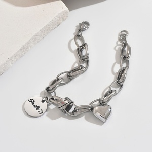 Bracelet à breloque cœur géométrique au design minimaliste pour femme, en acier inoxydable plaqué or 18 carats, chaîne épaisse, cadeau tendance et à la mode - Product Image 6
