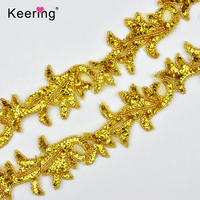 Tirm en dentelle perlée brillante avec des paillettes d'or cousues sur la robe de mariée WRAB-041
