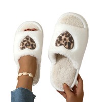 Pantoufles d'intérieur chaudes et antidérapantes pour femmes, motif léopard, patch cœur, en peluche, à bout ouvert, douillettes