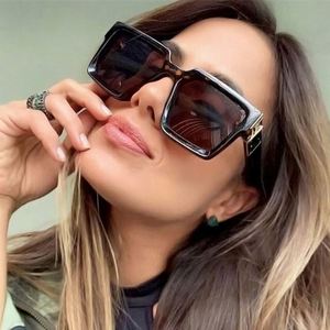 Gafas de Sol Cuadradas Negras Retro de Moda 2021 Personalizadas, Gafas de Sol Extra Grandes con Protección UV400 para Mujer - Product Image 3