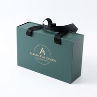 Boîtes cadeaux rigides magnétiques vert forêt personnalisées avec monogramme cercle doré et poignées en ruban noir – Vente en gros et en vrac pour la vente au détail