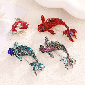 Broche en strass Koi en alliage de zinc, forme animale, accessoire de mode pour femme, cadeau - Product Image 1