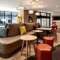 Meubles d'hôtel haut de gamme Home2 Suites by Hilton, canapé, table, ottoman pour projets hôteliers