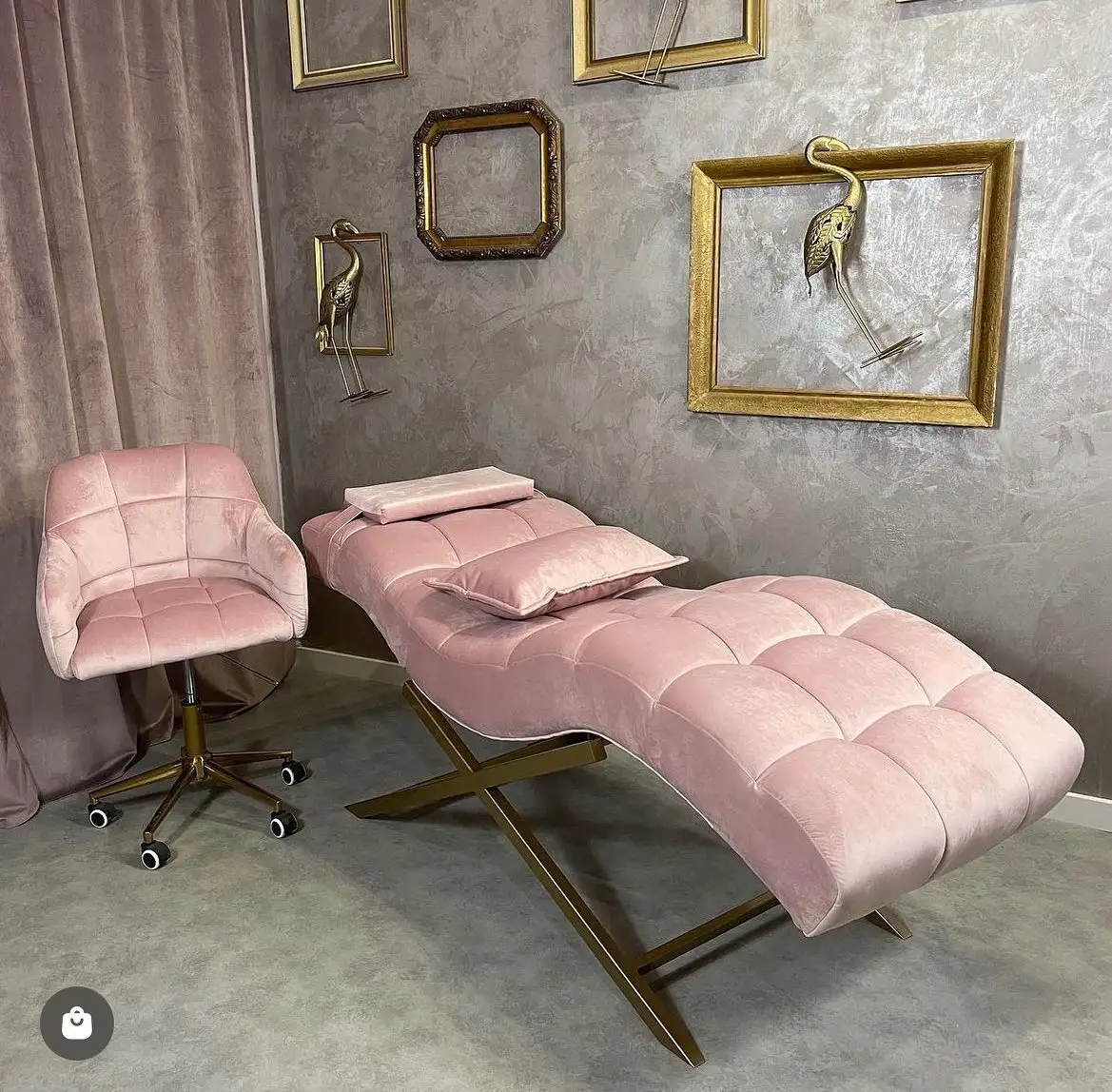 Modernes luxus massagebett mit goldener Grundlage für wimpernpflege mit licht für schönheitssalon