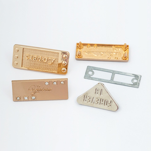 Etichetta e targhetta in metallo fatta <span class=keywords><strong>a</strong></span> <span class=keywords><strong>mano</strong></span> personalizzata <span class=keywords><strong>per</strong></span> la borsa accessori <span class=keywords><strong>per</strong></span> sciarpe con Logo con cinturino Patch in rilievo con indumento stampato Jeans - Product Image 5