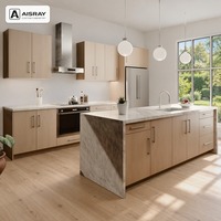 Meuble de cuisine moderne en chêne blanc avec portes à battants, aménagement en îlot, dimensions personnalisées, boîtes en panneaux de particules et tiroirs à fermeture amortie