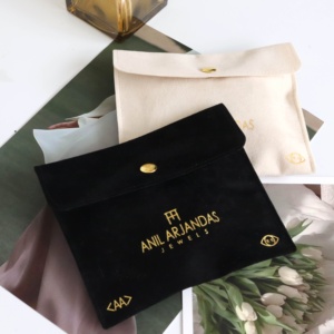 Bolsa de Embalaje Personalizada con Logotipo en Lámina Dorada, Cierre de Sobre de Terciopelo Negro y Beige para Joyería, Pulseras y Accesorios - Product Image 6