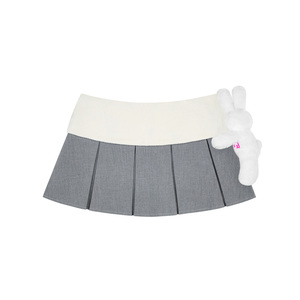 Jupe Chillin Rabbit Skirt Tuytsi, mini-jupe plissée avec ceinture en velours côtelé, logo brodé et lapin en peluche attaché - Product Image 2