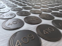 Plaques de numéros de porte en aluminium gravées sur mesure par CNC pour l'architecture |   Plaques de lettrage de précision en vrac pour la construction