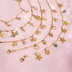 ชุดสร้อยข้อมือเสน่ห์สวยงาม โทนสีทอง จี้รูปหัวใจ ดอกไม้ และไม้กางเขน เครื่องประดับสำหรับผู้หญิง สวมใส่ได้ทุกวัน - Product Image 4