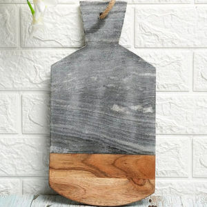 Planche à découper en bois naturel avec surface lisse et forme épaisse, parfaite pour couper les légumes, les fruits et la viande - Product Image 1