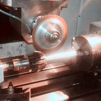 Meuleuse à outils CNC multifonctionnelle à quatre axes pour meuler automatiquement les surfaces à rainures en spirale