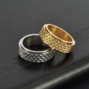 แหวนแต่งงานสแตนเลสสตีลชุบทองสีเงิน ดีไซน์คลาสสิกสำหรับทุกเพศ - Product Image 2