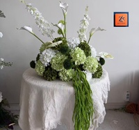 Dekorasi Bunga Meja Pernikahan Modern dari Sutra Putih Hijau + Kain, Bunga Calla Lily Hydrangea Gantung Amaranthus
