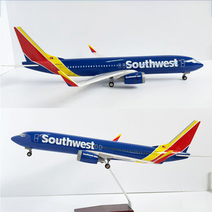 โมเดลเครื่องบินเรซิ่นโบอิ้ง <span class=keywords><strong>B737</strong></span> สายการบินเซาท์เวสต์ ขนาด 1/100 ยาว 37 ซม. พร้อมไฟ LED ที่ล้อจับพื้น ของสะสมสำหรับเทศกาลคริสต์มาส - Product Image 1