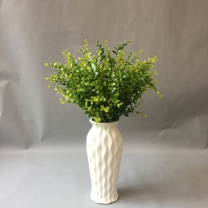 Wen Hope - Ramas Artificiales de Eucalipto, 32 cm, 7 Ramificaciones, 49 Cabezas, Flores de Plástico para Decoración del Hogar - Product Image 2
