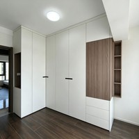 Système de dressing sur mesure avec portes coulissantes, fabricant de dressings pour projets de chambre à coucher