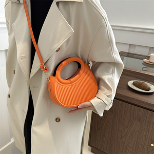 Sac à bandoulière et sac à main de luxe à rayures, design de niche, nouvelle tendance 2026, le plus vendu, avec texture et fermeture ouverte - Product Image 2