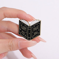 Broche en émail en forme de papillon avec inscription amusante en anglais, phrase drôle, forme de clé, bibliothèque, badge de revers