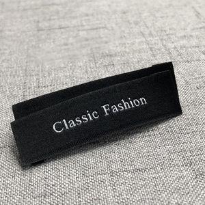 Étiquette de col personnalisée en damassé avec design noir et blanc pour les marques de streetwear unisexes - Product Image 2