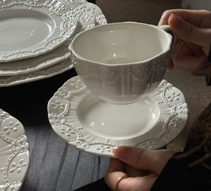 Service de vaisselle en porcelaine blanche de style moderne français, durable et réutilisable, assiettes à dessert à motifs en relief, cadeau personnalisable - Product Image 6