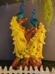 豪華なヴィラの庭の装飾照明付き孔雀の彫刻樹脂とグラスファイバーの孔雀の動物の形の彫刻
