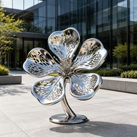 Estatua Floral Metálica Personalizada "Reflective Bloom" con Pétalos con Patrones Intrincados, Esculturas de Acero Inoxidable