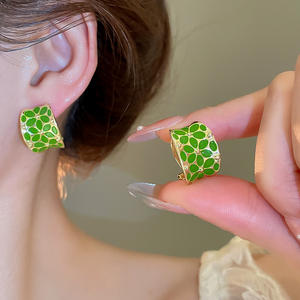 Bonitos pendientes de moda minimalistas, joyería de verano, flor verde, pendientes de tuerca en forma de C para mujer - Product Image 1