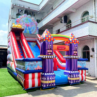 Structure gonflable combinée toboggan et château rebondissant en PVC 0,9 mm avec filet de sécurité pour enfants, idéale pour les fêtes en extérieur, les parcs d'attractions et les parcs aquatiques.