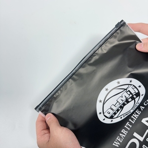 Sacs d'emballage <span class=keywords><strong>en</strong></span> polyéthylène avec fermeture éclair <span class=keywords><strong>en</strong></span> <span class=keywords><strong>plastique</strong></span> EVA noir givré personnalisés <span class=keywords><strong>en</strong></span> <span class=keywords><strong>gros</strong></span> pour vêtements avec votre logo, faible MOQ - Product Image 4