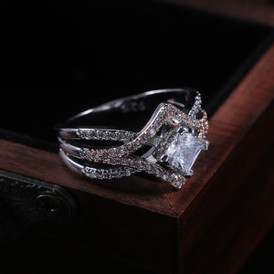 Anello a Croce Scintillante con Zirconi a Quattro Punte per Donne, Gioiello da Dito Bicolore Creativo e alla Moda - Product Image 4