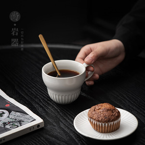 Ensemble tasse à café en céramique blanche avec soucoupe, forme ronde, style rétro luxueux pour le thé de l'après-midi, origine Dehua - Product Image 1
