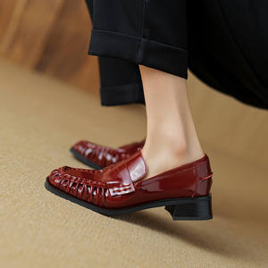 Mocassini casual per la <span class=keywords><strong>donna</strong></span> 2024 primavera di ultima moda a pieghe in vera pelle pumps scarpe da <span class=keywords><strong>donna</strong></span> a punta quadrata scarpe con tacco medio <span class=keywords><strong>calzature</strong></span> - Product Image 4