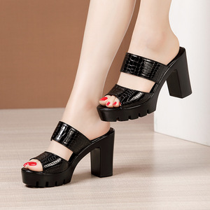 Mules Xuanhui rouges texturées en relief, sandales à <span class=keywords><strong>plateforme</strong></span> à <span class=keywords><strong>talon</strong></span> carré de 10 cm, semelle à crampons, bout carré, pour femme, parfaites pour les soirées estivales - Product Image 5