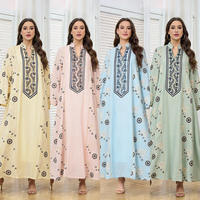 Abaya musulmane de luxe 2026 de Dubaï avec broderie florale multicolore - Robe longue à col en V et manches, tenue islamique élégante et ajustée