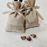 Pochette en velours doux de luxe avec logo personnalisé, sac cadeau cosmétique brodé, sac à cordon pour bijoux, sac anti-poussière pour montres, colliers