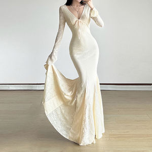 Robe à manches évasées à lacets et à col en V, style léger et mature, avec une taille cintrée et une jupe longue de style sirène - Product Image 3