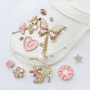 Accessori per Scarpe all'Ingrosso: Ciondoli Decorativi Rimovibili a Cuore Rosa per Zoccoli di Lusso da Ragazza - Product Image 3